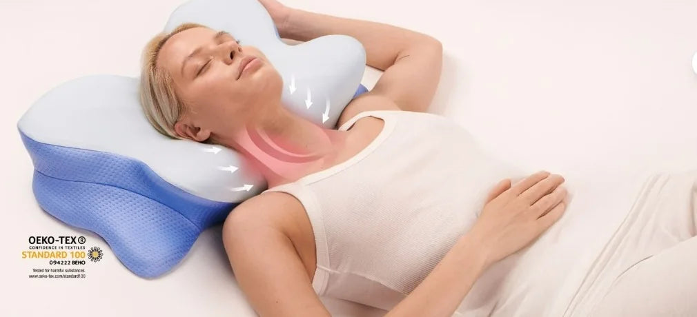 Mujer relajada con el cuello apoyado en la Alinea Ergo, tejido certificado OEKO-TEX