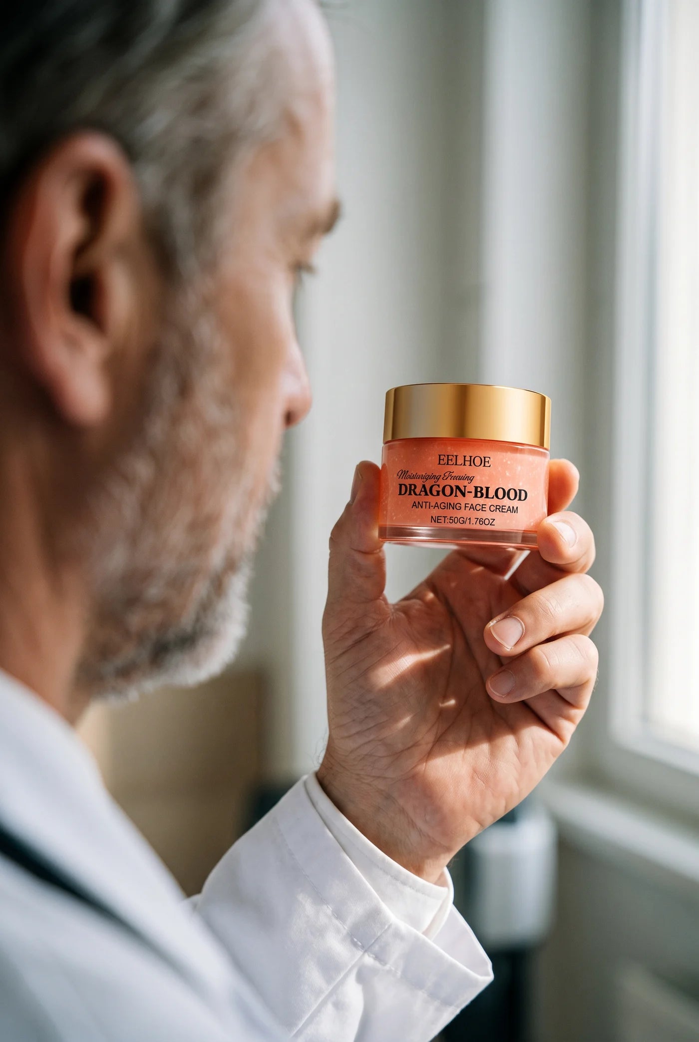 Manos de un cirujano examinando el tarro de crema a contraluz